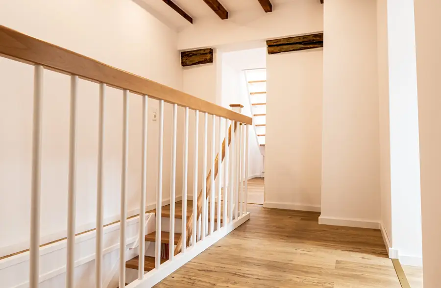 Galerie mit Holzgeländer und Fachwerkbalken