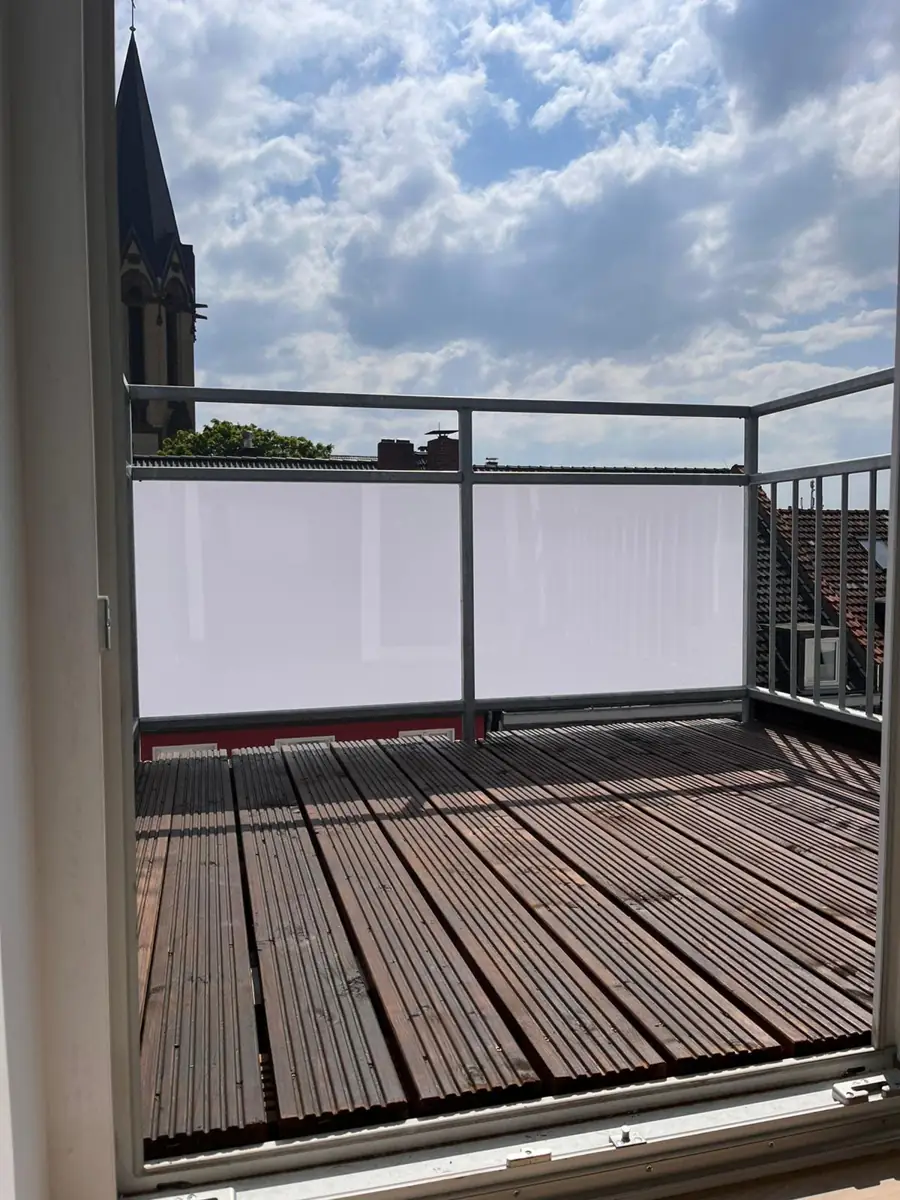 Balkon mit Holzboden und Glasgeländer