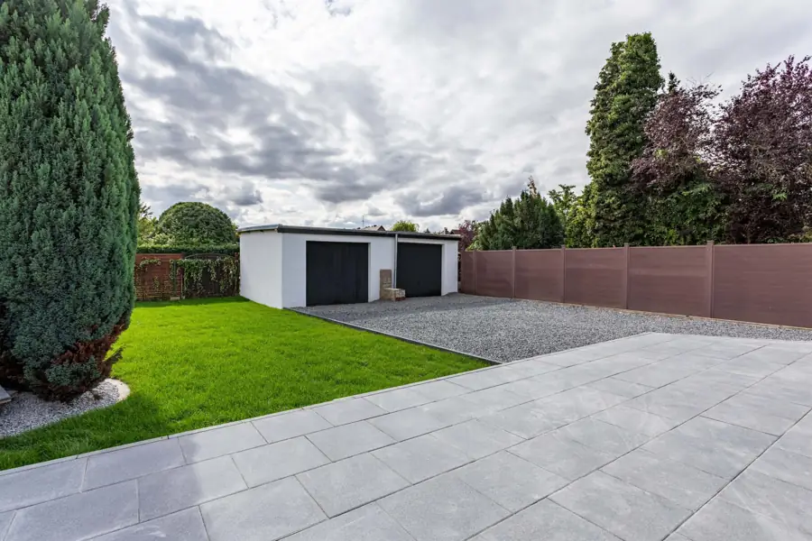 Garten mit Terrasse und Garagen