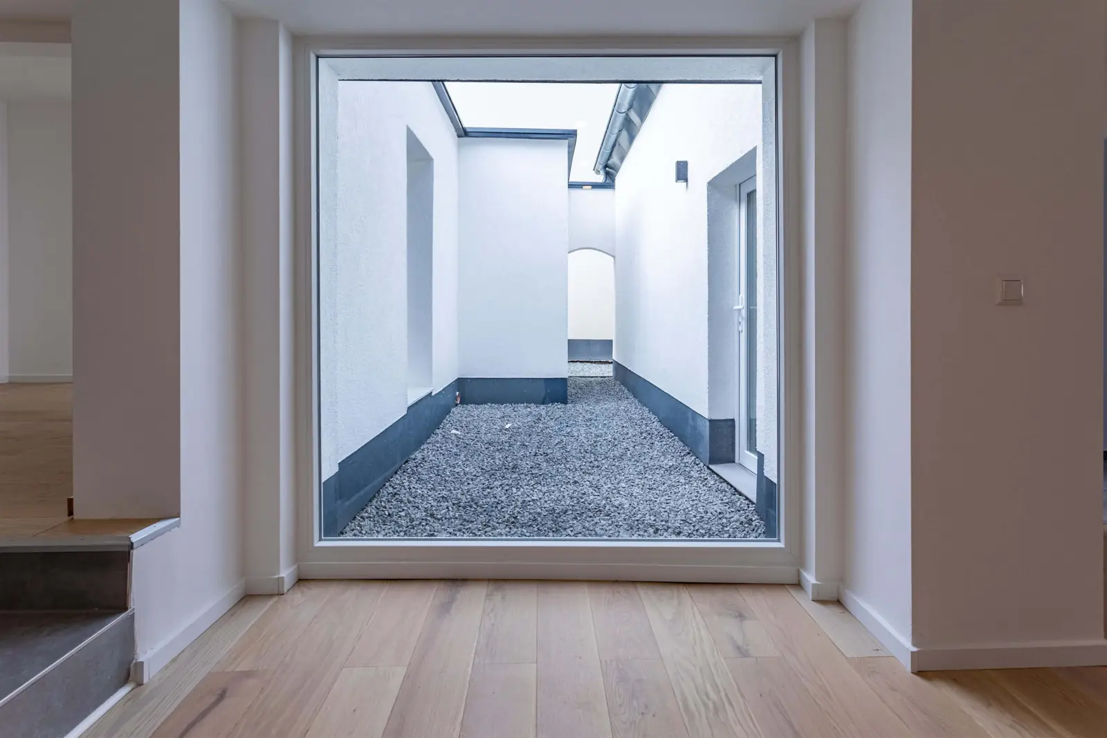 Großes Fenster mit Blick in das Atrium in Grevenbroich