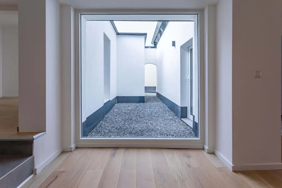 Großes Fenster zum Atrium