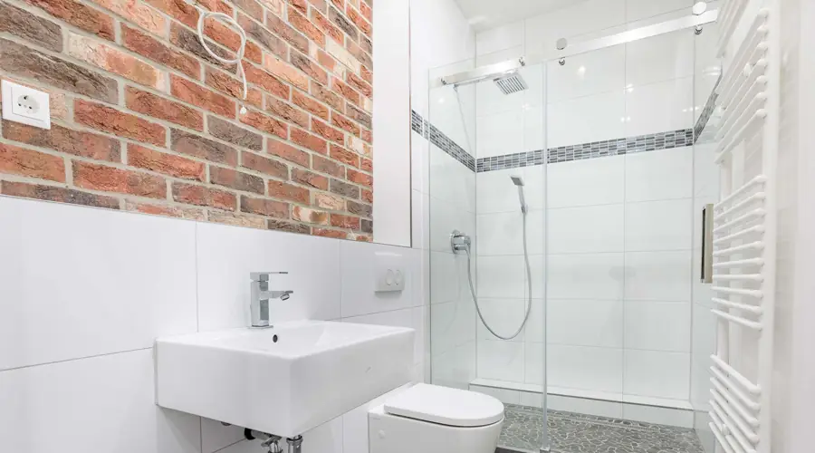 Bad mit Klinkerwand und Glasdusche