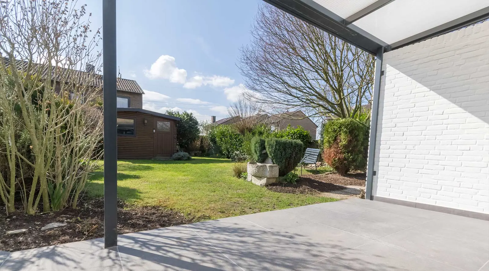 Überdachte Terrasse mit Blick in den Garten in Krefeld