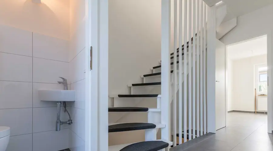 Flur mit Treppe und Gäste-WC
