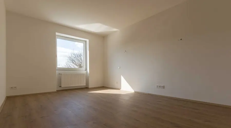 Heller Raum mit neuem Fenster im Reihenendhaus in Krefeld